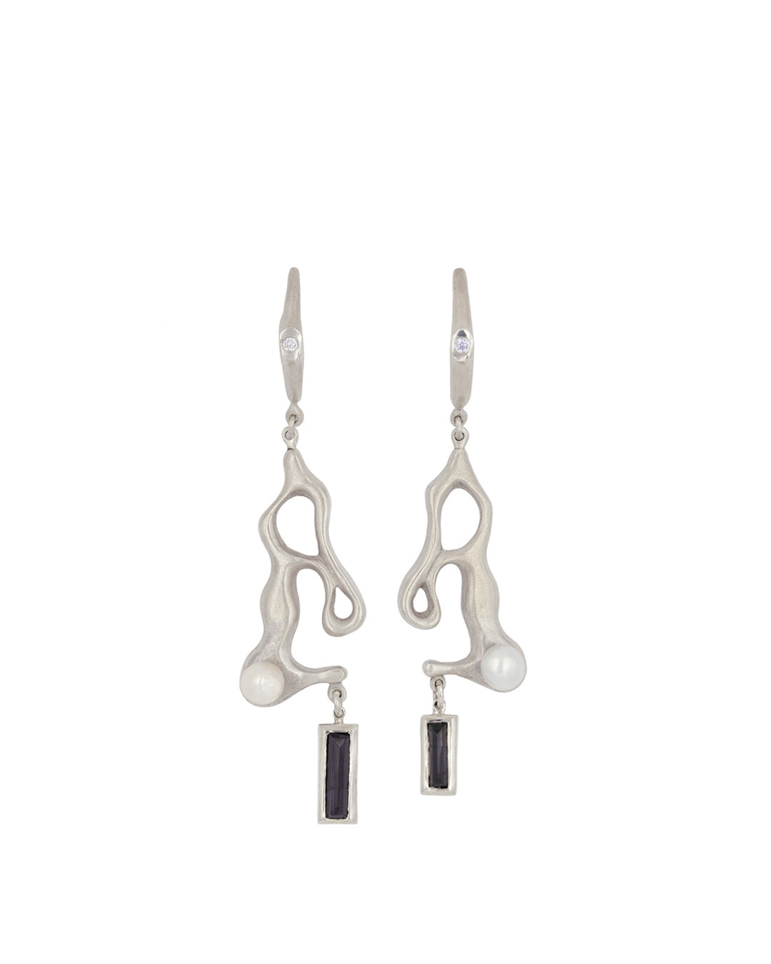Fluid earrings in silver