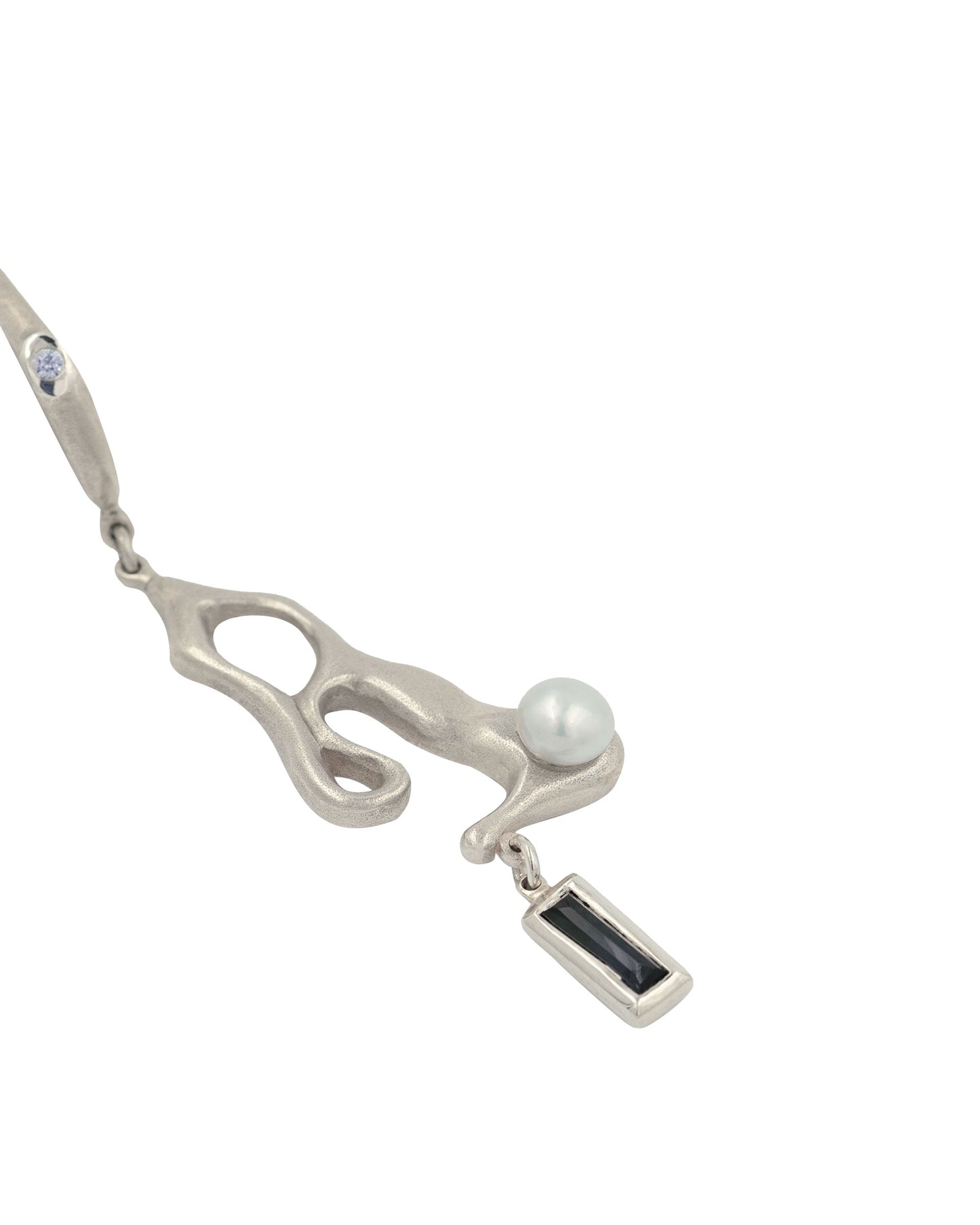 Fluid earrings in silver